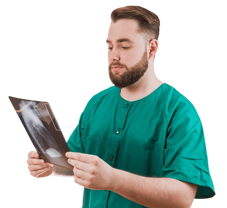 врач просматривает рентгеновский снимок грудной клетки